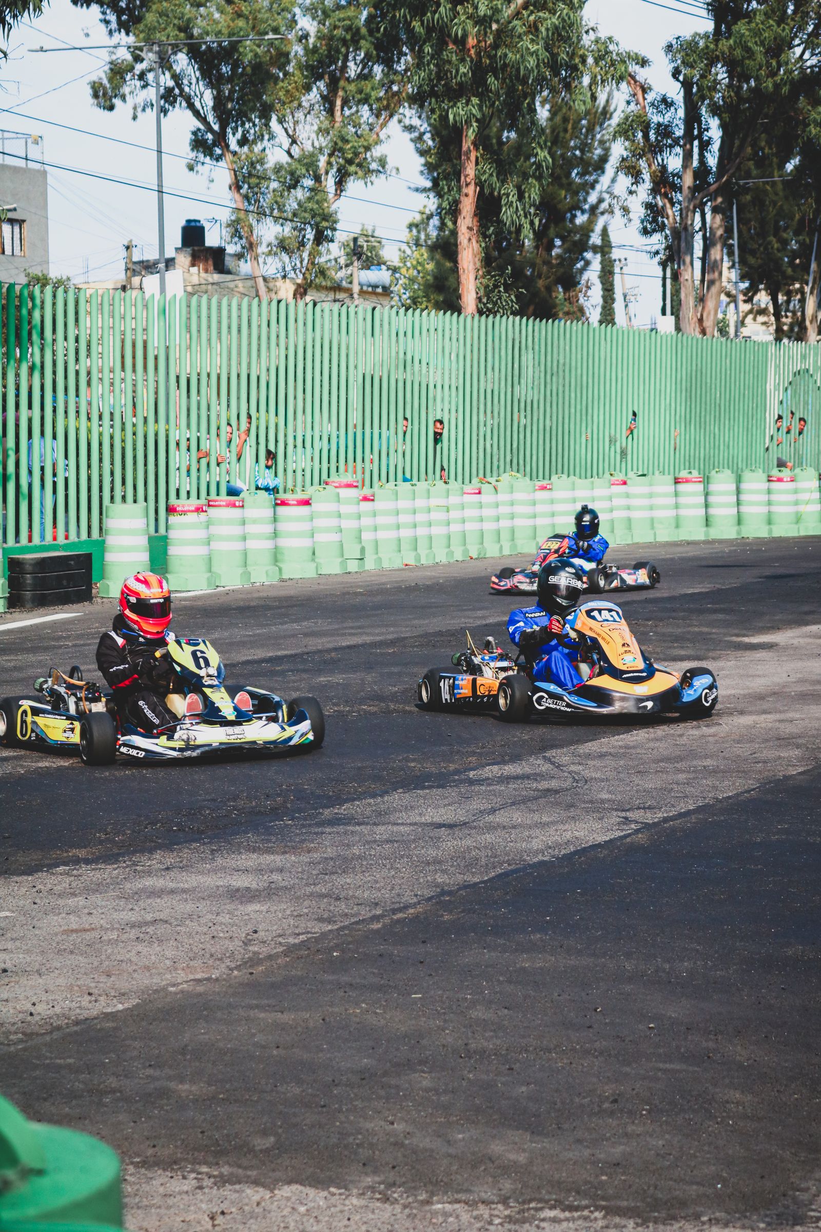 Pilotes de karting sur une piste extérieure